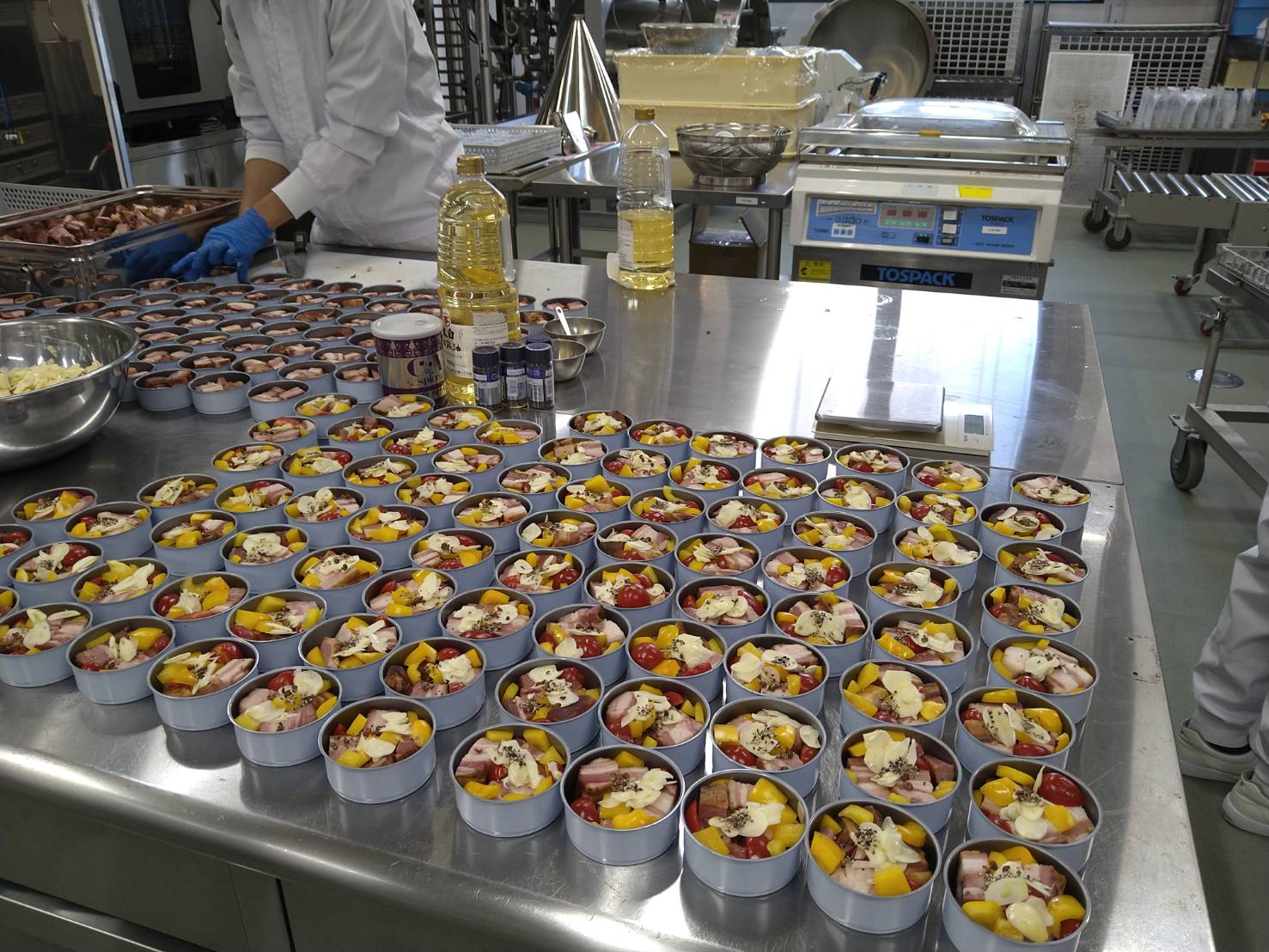 缶詰製造の様子